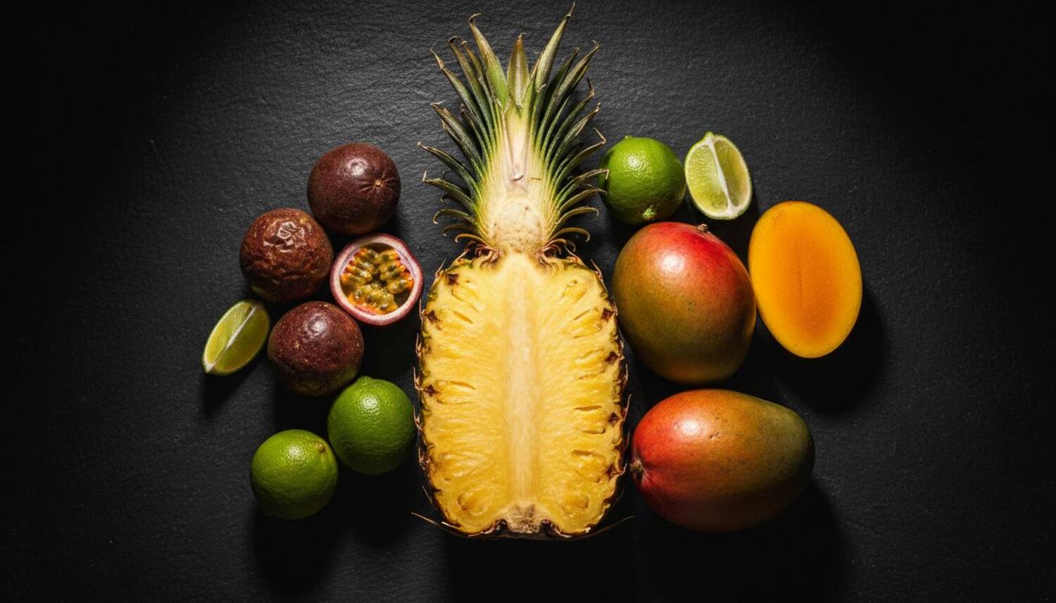Frutta fresca: ananas, mango, lime, maracuja
